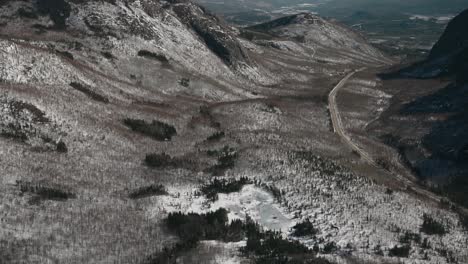 Carretera-Escénica-A-Lo-Largo-Del-Vasto-Valle-Del-Río-En-El-Mont-Du-Dome-En-Quebec,-Canadá