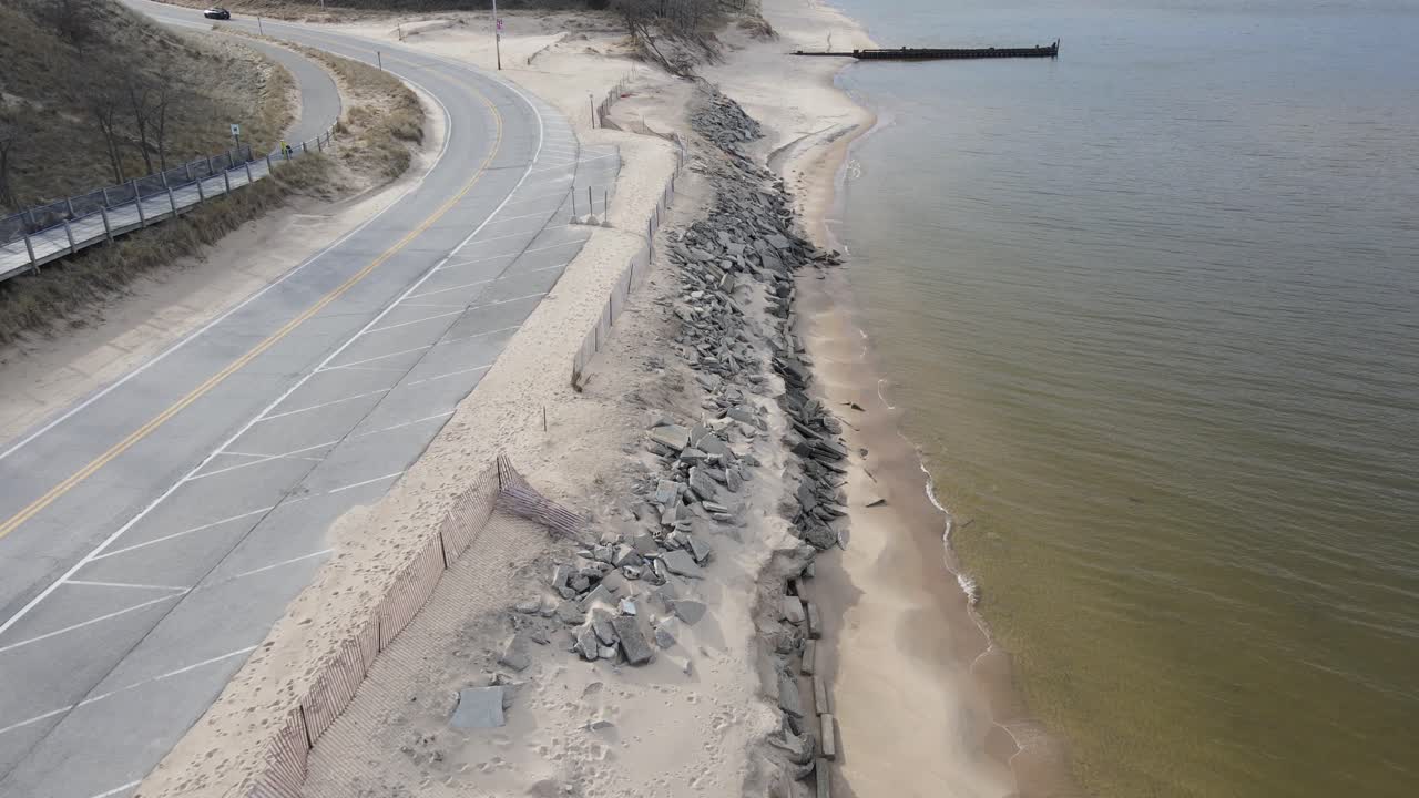 모래와 돌 제방에 가까이