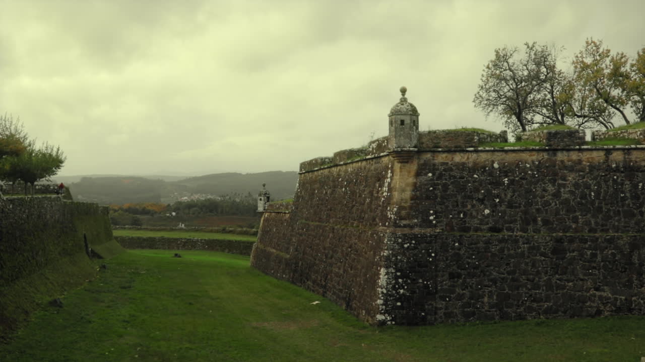 antiguas paredes de la fortaleza del castillo en un día nublado