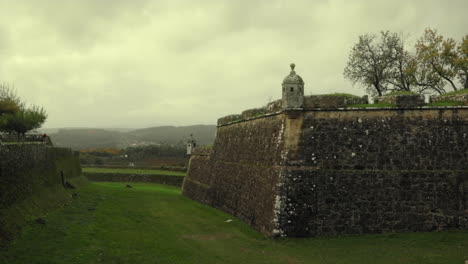 Antiguas-Murallas-De-La-Fortaleza-Del-Castillo-En-Un-Día-Nublado