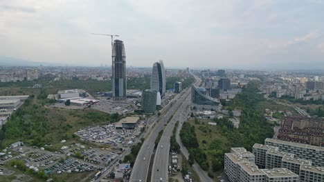 Autopista-De-Sofía-Y-Horizonte-De-La-Ciudad-Capital-De-Bulgaria---Círculos-Aéreos-De-4k