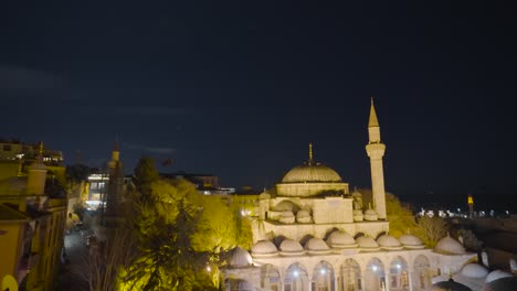 vista nocturna de una mezquita en turquía