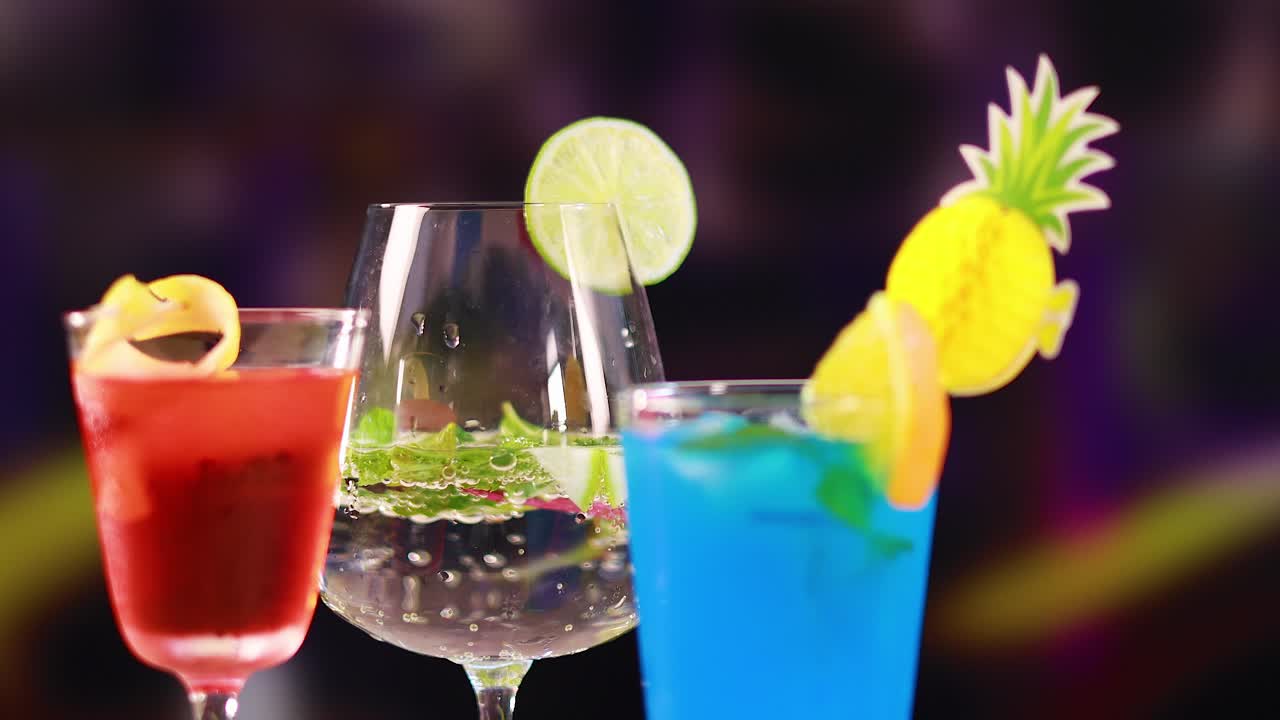 tres cócteles vibrantes con guarniciones en una animada atmósfera de bar, mostrando iluminación dinámica y presentación colorida