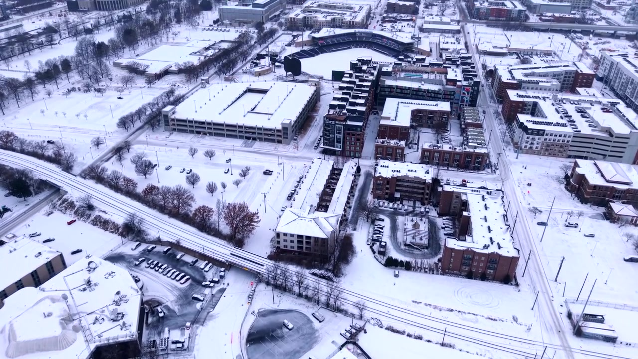 Droneoptagelser af et snedækket kvarter i Nashville og gader indhyllet i hvidt efter en vinterstorm i Tennessee.