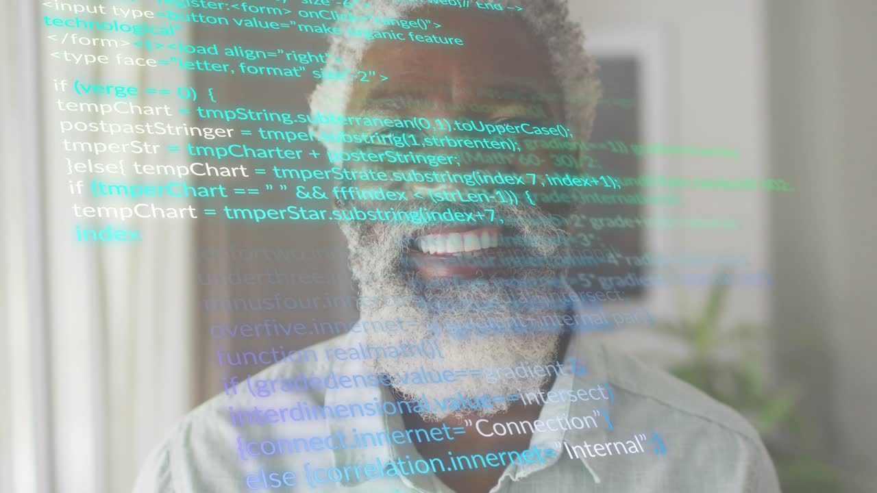 Sviluppatore software concentrato che osserva il codice trasparente scorrere sul viso, sorridendo per un'intuizione.