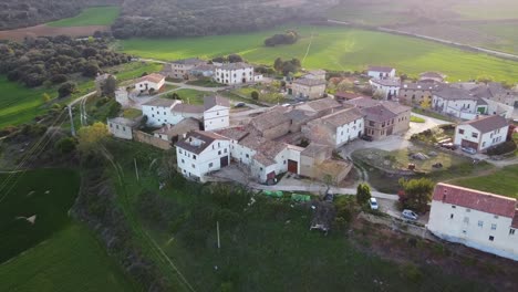 Vista-Aérea-Del-Típico-Pueblo-Español-En-Primavera,-Ubicado-En-La-Zona-De-Tierra-Estella-En-Navarra