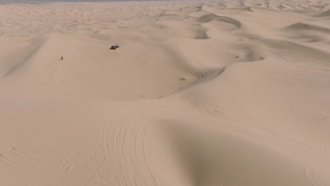 Motociclistas-Todoterreno-En-El-Paisaje-De-Dunas-De-Arena-En-Glamis,-California,-Visto-Por-Un-Dron