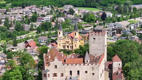 vuelo de avión no tripulado castillo de bruneck, brunico: paisaje alpino italiano sobre el valle de pusteria