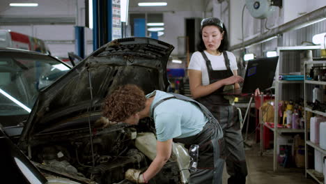 Frauen-Arbeiten-An-Einer-Garage