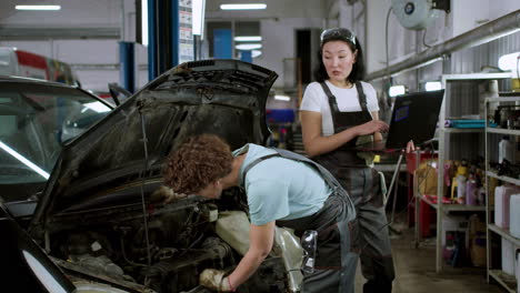 mujeres trabajando en un garaje