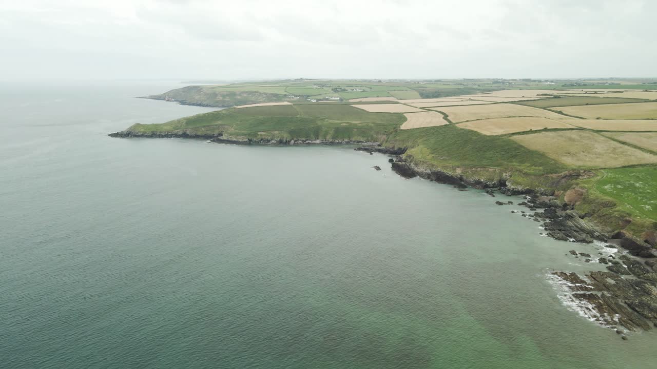 golpeando el acantilado de ballycotton caminar siete costas irlanda aérea