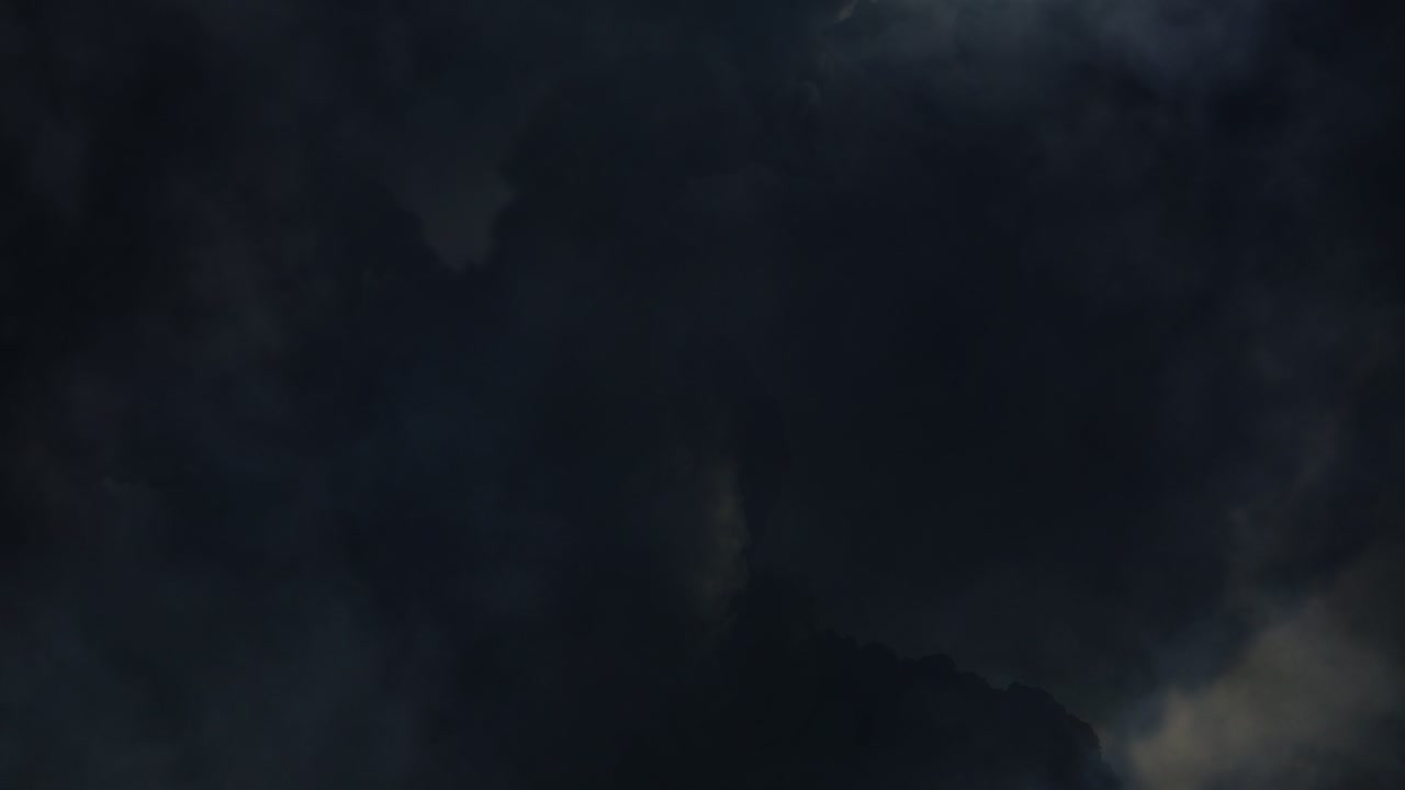 un temporale si svolge tra i cumulonembi scuri