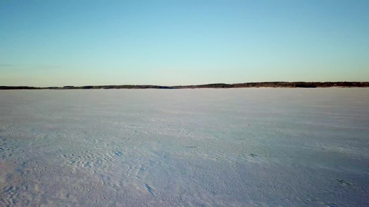 imágenes aéreas de drones de nieve y hielo en un cuerpo de agua congelado en un frío día de invierno en el medio oeste rural, iowa