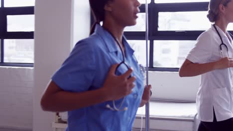 el médico y la enfermera corriendo juntos