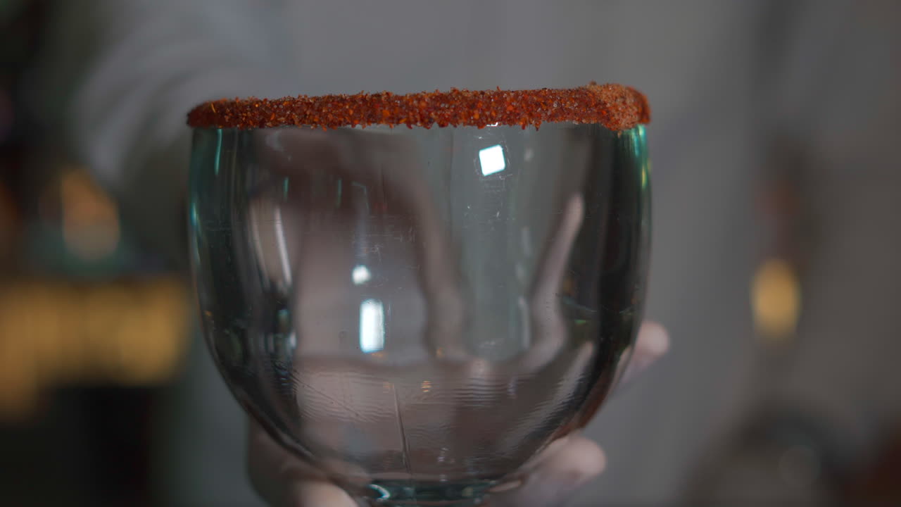 copa de michelada con chile y chamoy panorámica