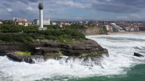 Faro-En-La-Costa-Vasca-Biarritz-Antena-De-Día-Soleado