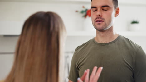 divorcio, conflicto y pareja en la cocina peleando