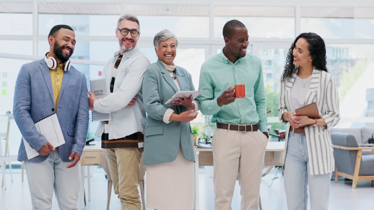 equipo, liderazgo y gente de negocios se enfrentan