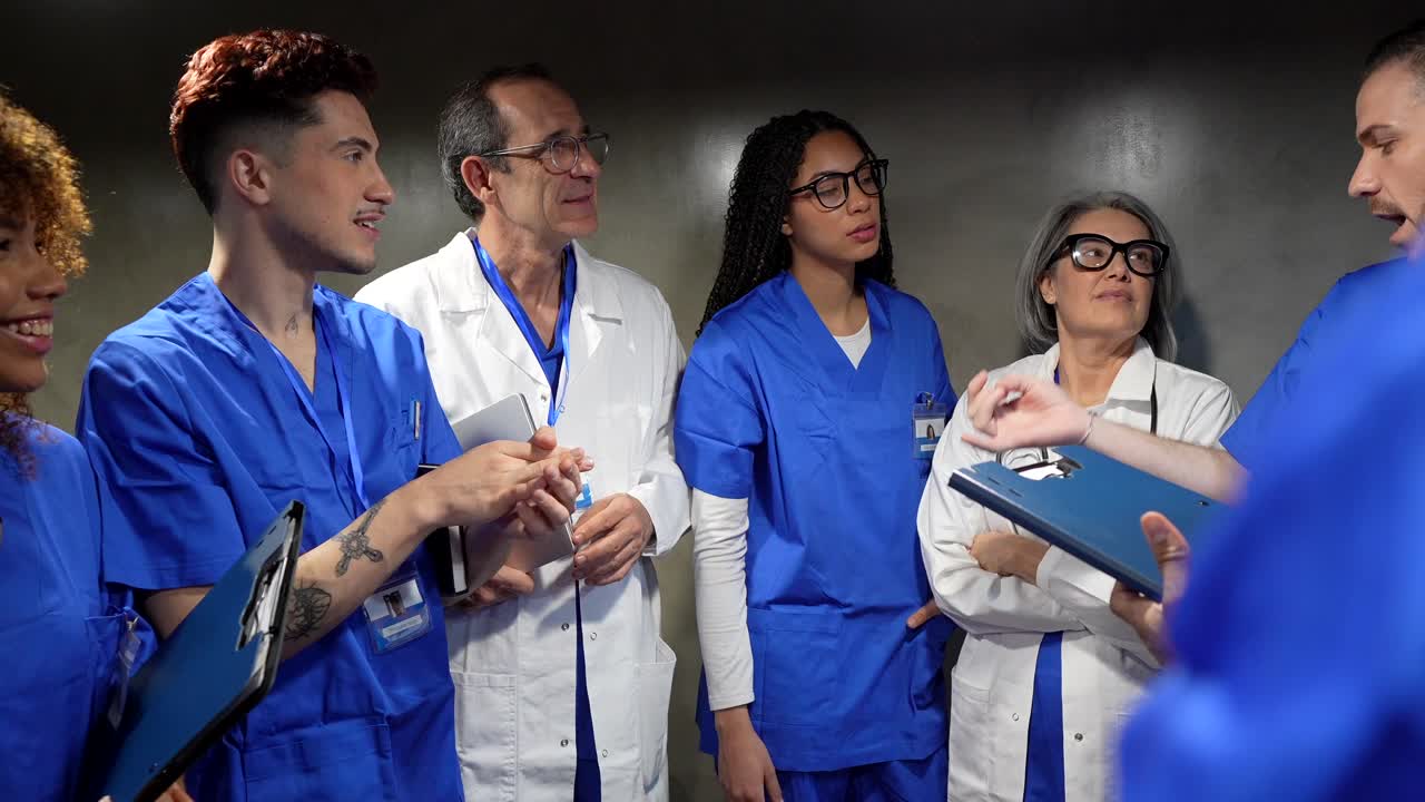 Grupo diverso de profesionales médicos conversando en un entorno hospitalario.
