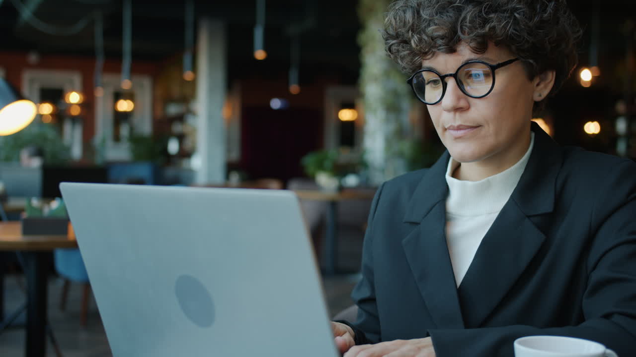 mujer de negocios trabajando en una computadora portátil en un café