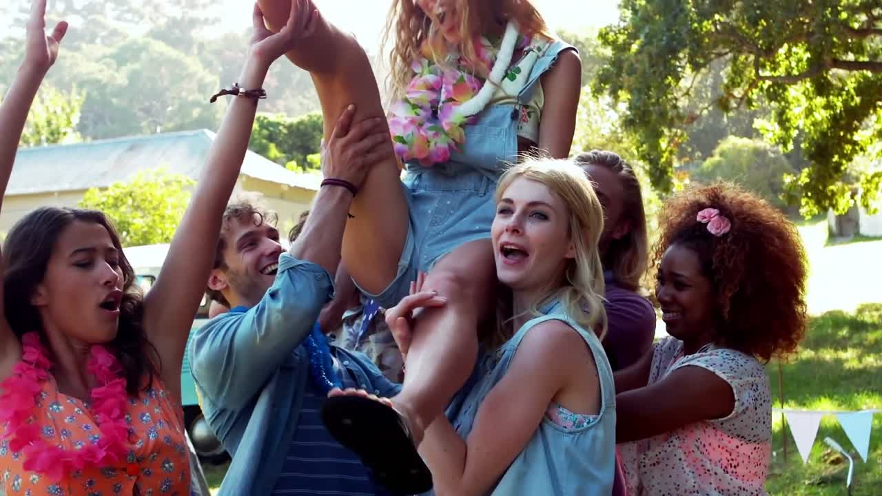 Venner danser og morer sig