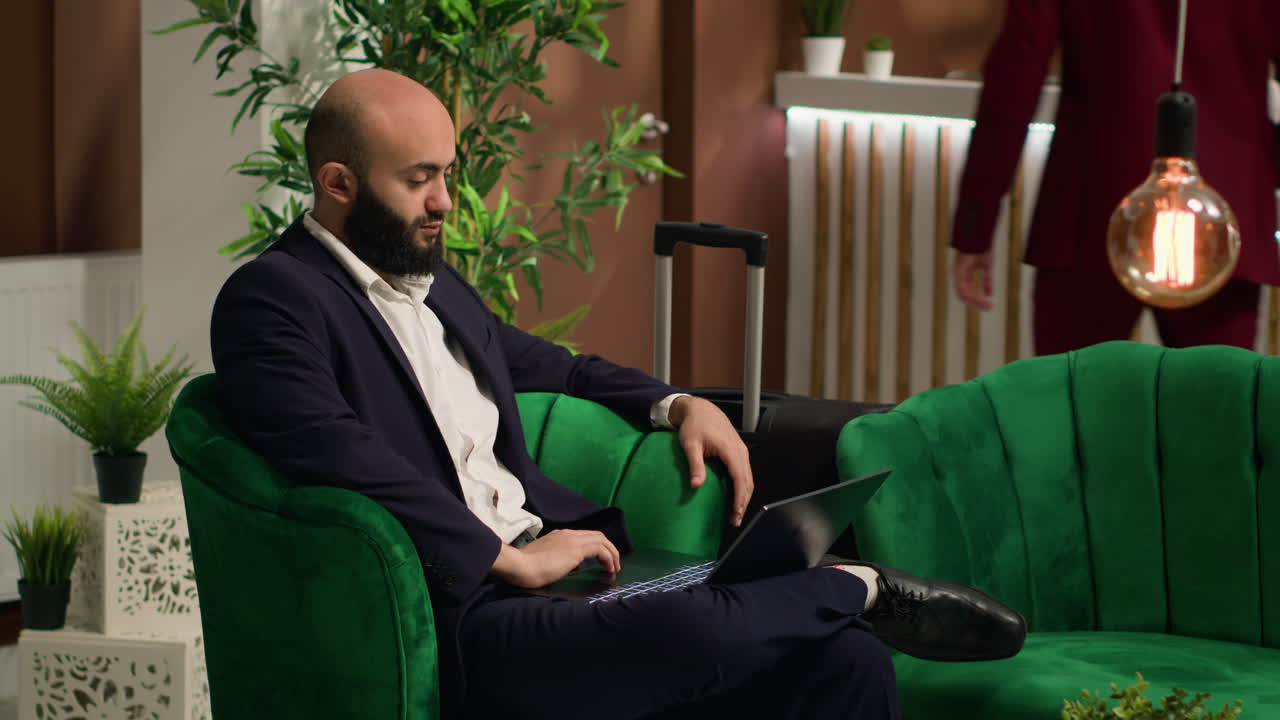 huésped del hotel sentado en la sala de estar