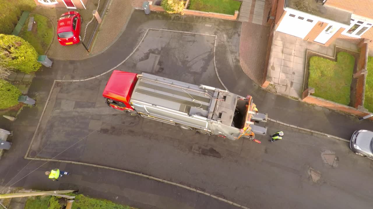 Vista aerea di netturbini che caricano rifiuti riciclabili in un camion della spazzatura, operatori ecologici, giorno della raccolta differenziata, raccolta dei rifiuti a Stoke on Trent, Staffordshire