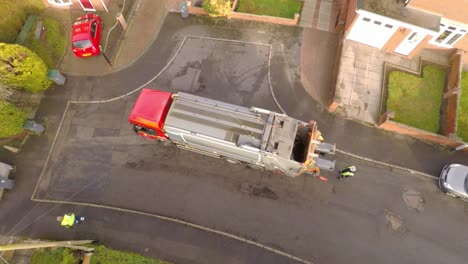 Luftaufnahme-Von-Müllmännern,-Die-Recyclingabfälle-In-Einen-Müllwagen-Legen,-Müllmänner,-Recyclingtag,-Müllabfuhr-In-Stoke-On-Trent,-Staffordshire