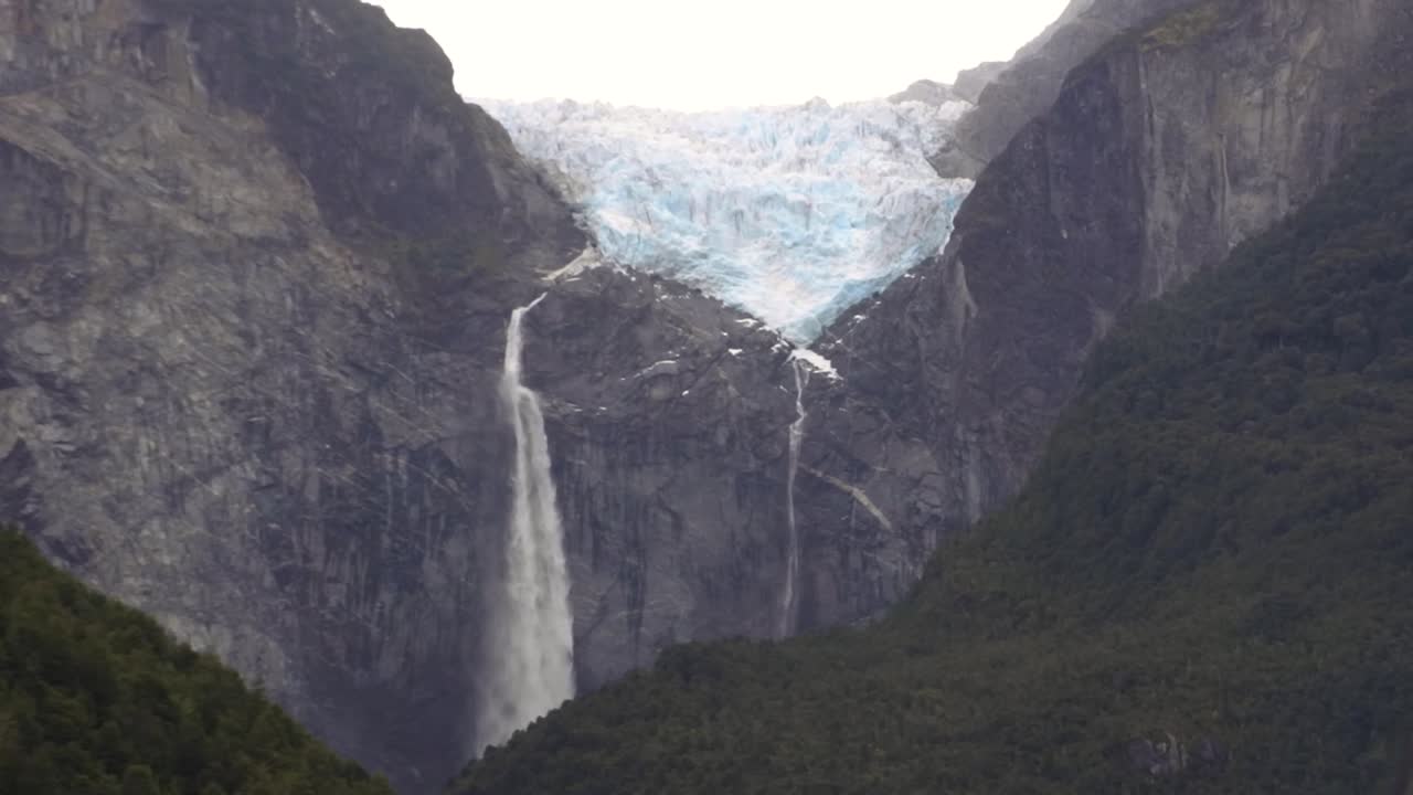 glaciar con cascada en el parque queulat, chile