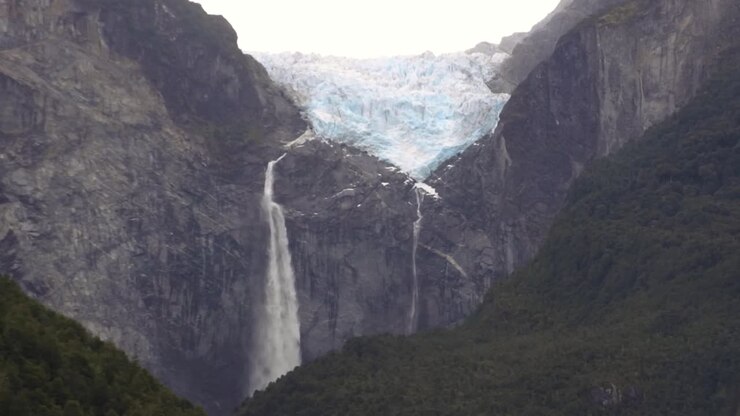 Ghiacciaio con cascata nel parco Queulat, Cile