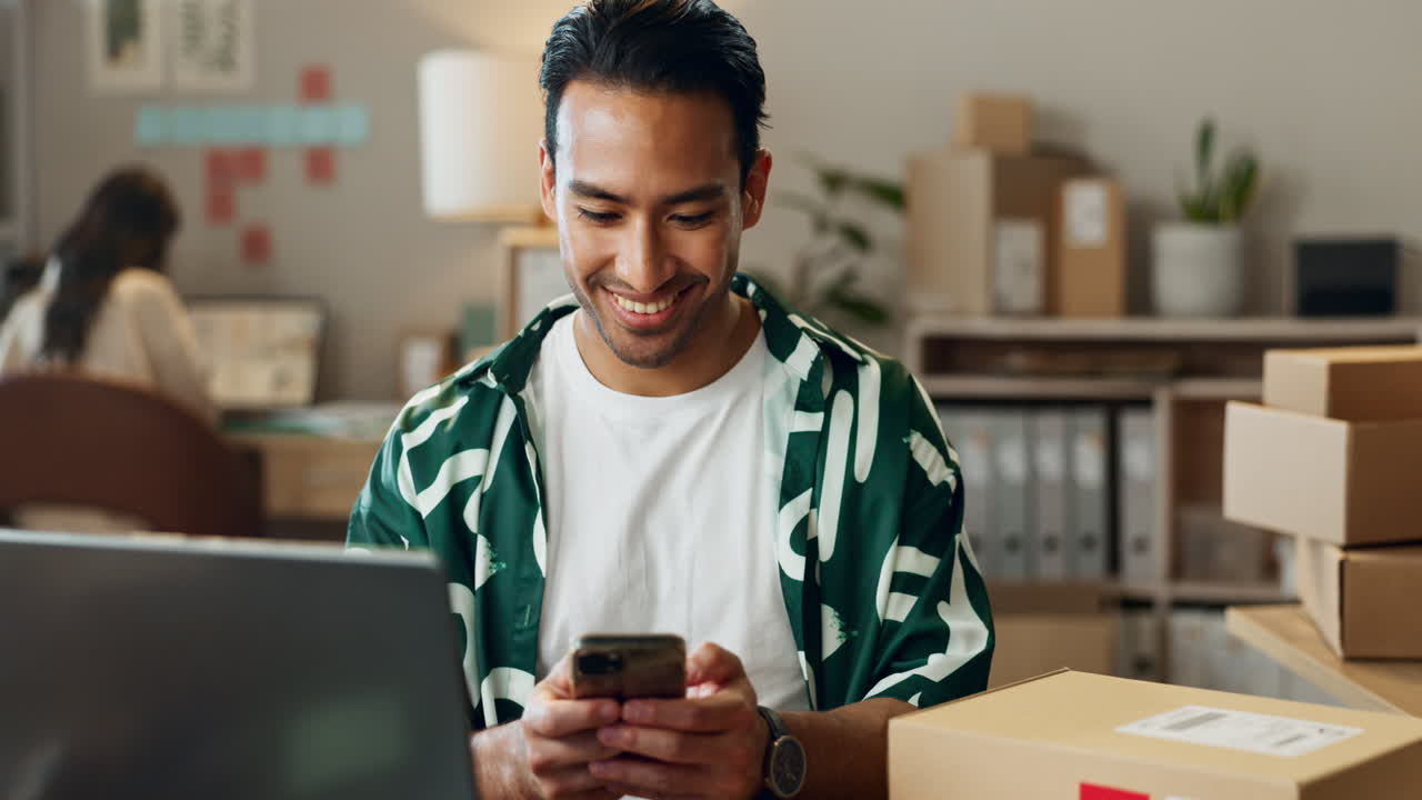 E-commerce, telefono e uomo con scatola in ufficio