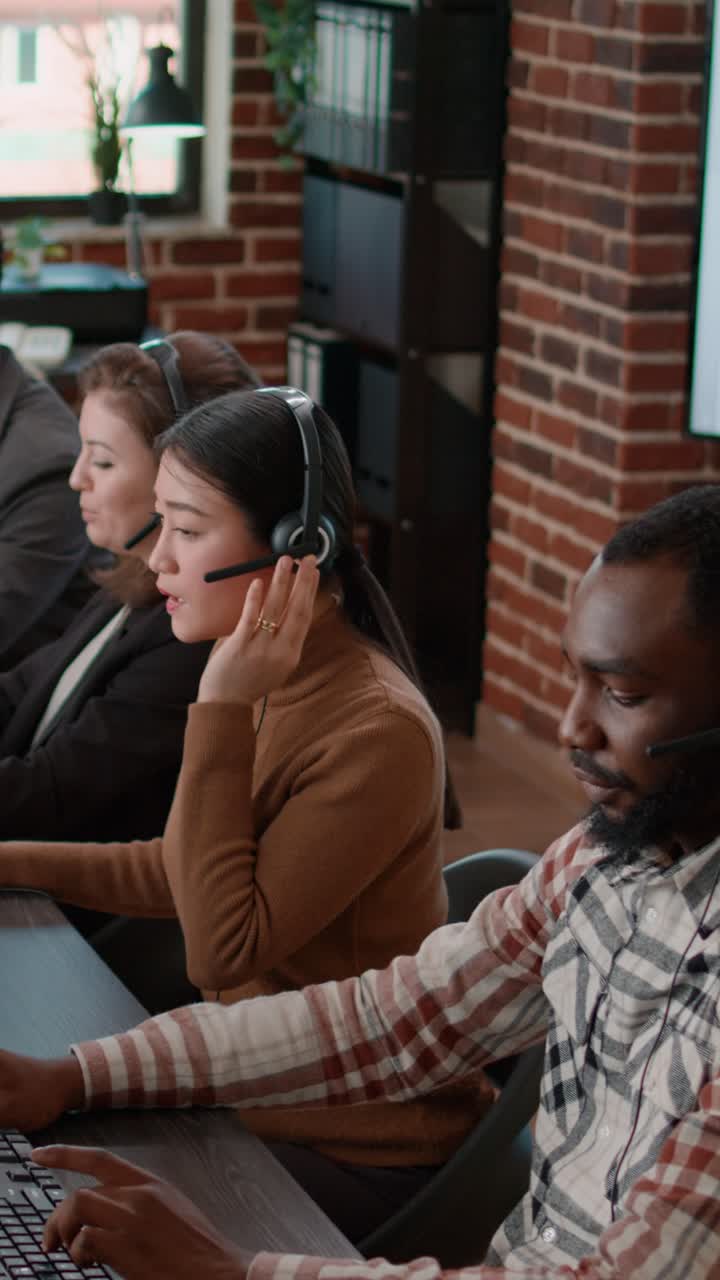 Addetti al call center che lavorano in ufficio