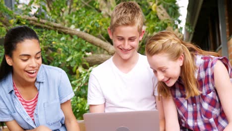 Niños-De-Escuela-Usando-Laptop-4k