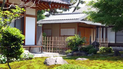 un templo budista con un jardín japonés