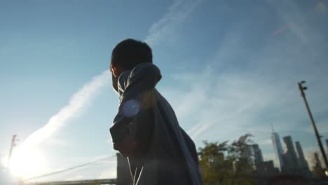 Niño,-En-Cámara-Lenta-De-120-Fps,-Corriendo-Alegremente-En-El-Parque-Del-Puente-De-Brooklyn-Hacia-El-Sol-De-La-Tarde