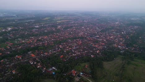 Ojo-De-Pájaro-Aéreo-Sobre-La-Pequeña-Ciudad-De-Ubud-En-Bali-Durante-El-Día-Nublado---Ciudad-De-Atracción-Turística-En-Indonesia