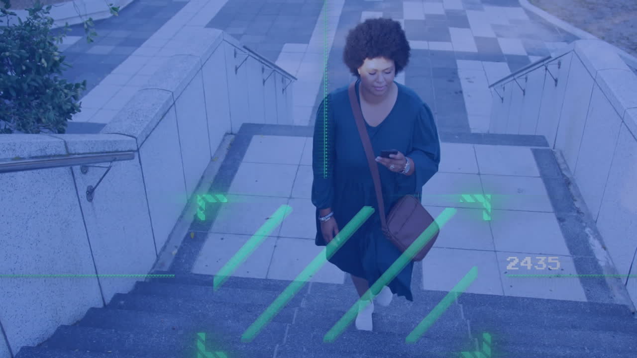 subiendo escaleras y usando un teléfono inteligente, mujer con animación de procesamiento de datos