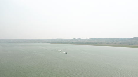 Wasserfahrzeuge,-Die-Auf-Dem-See-In-Saskatchewan-Landing-Provincial-Park-In-Kanada-Beschleunigen