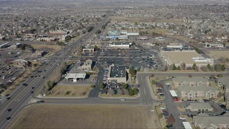 Vista-Aérea-Del-Centro-Comercial-En-Los-Suburbios-De-Colorado