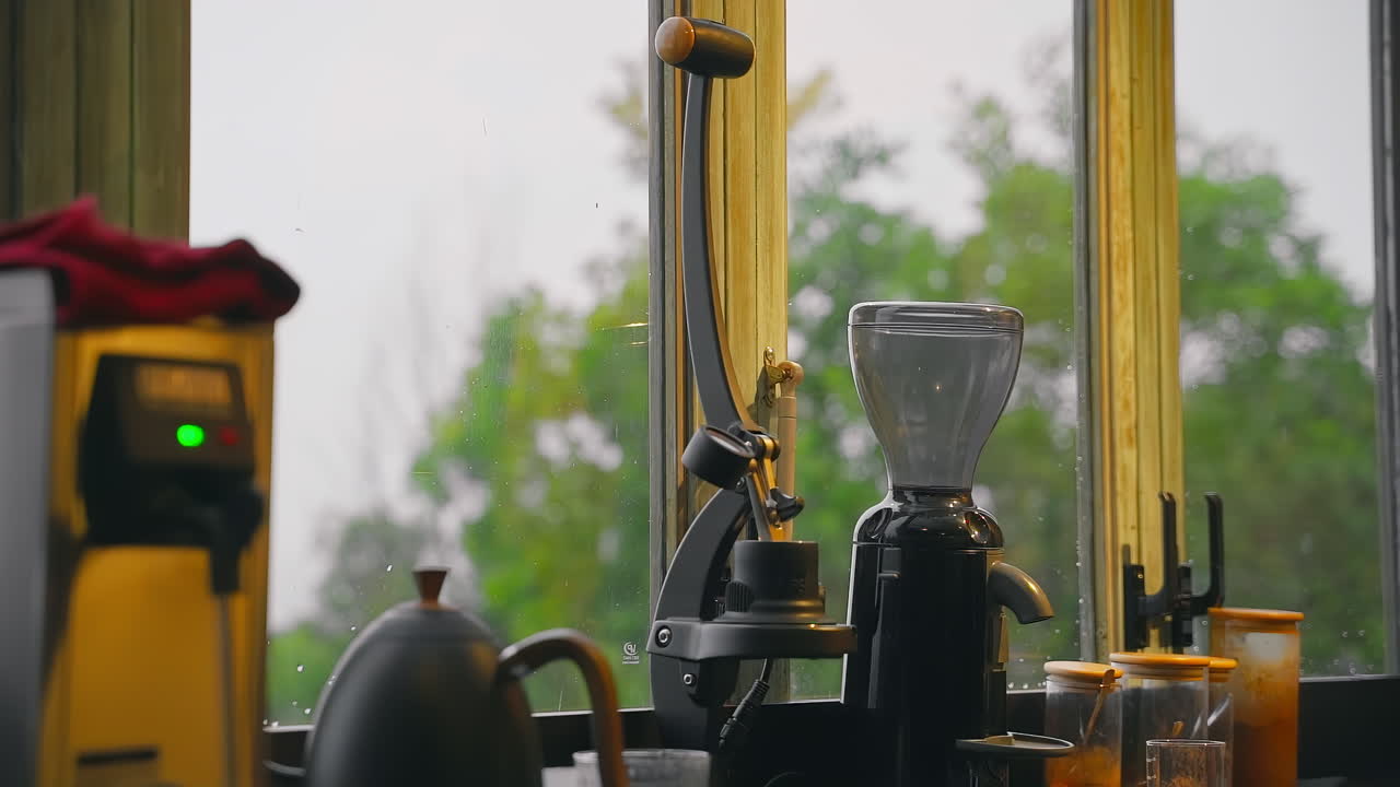 exhibición de herramientas y equipos de cafetería cerca de la ventana