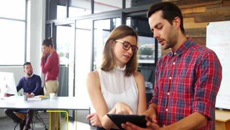 ejecutivo de negocios discutiendo sobre una tableta digital