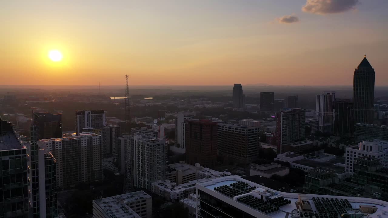 Drone sobre Atlanta durante um lindo pôr do sol