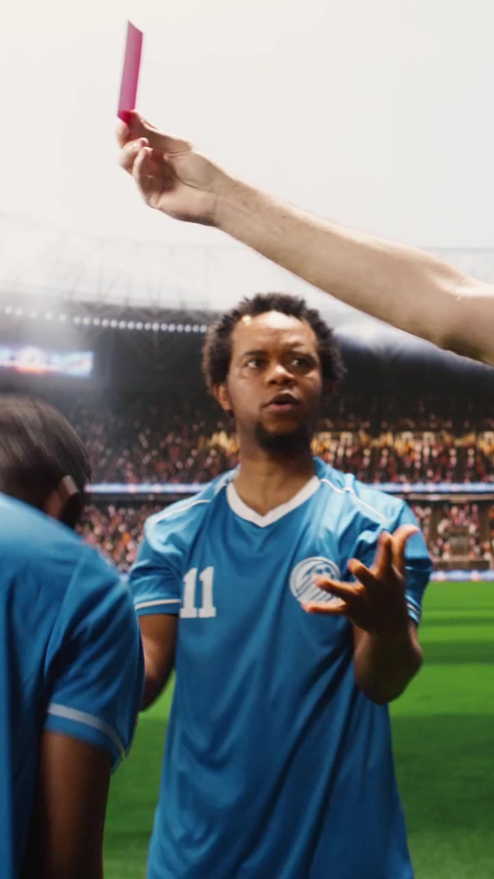 Dikey Video: Futbol hakemi sarı ve kırmızı kart tutuyor