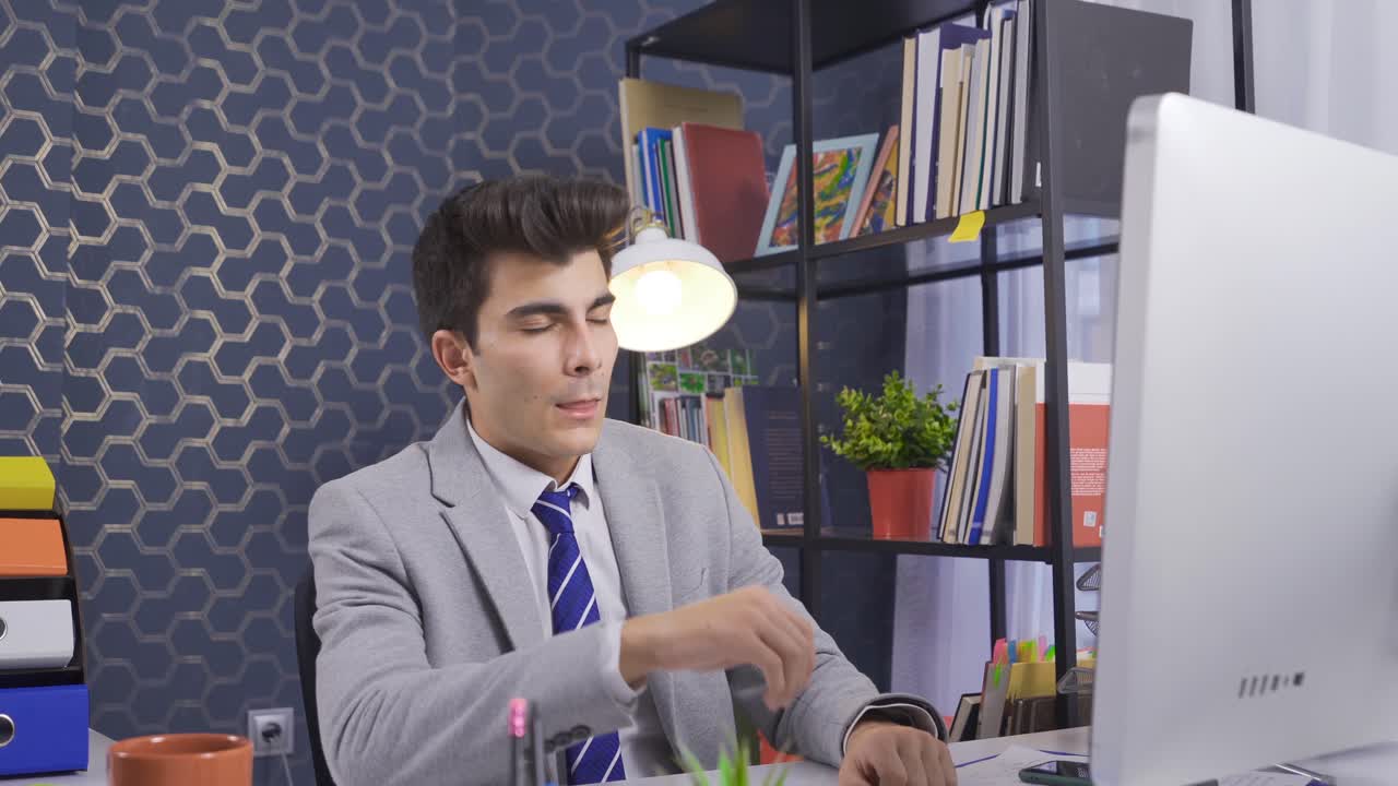 불행한 사무실 직원이 실패하고 있습니다.