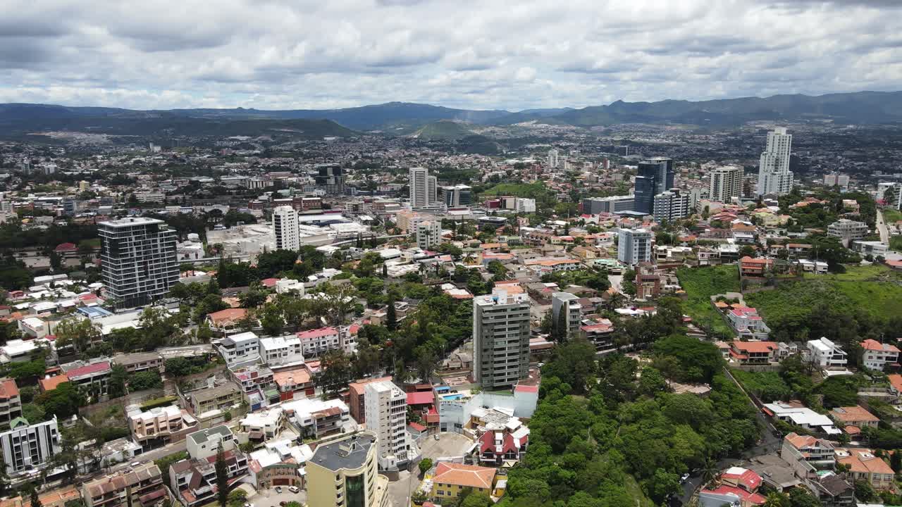 Tegucigalpa Honduras, città e capitale latinoamericana con denso sviluppo urbano, skyline, quartieri residenziali e commerciali, area metropolitana in America Centrale, clip video aerea realizzata con drone