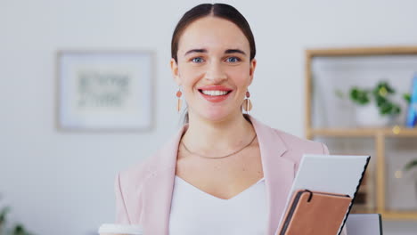 Mujer-De-Negocios,-Retrato-Y-Rostro-Con-Una-Sonrisa