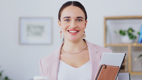 mujer de negocios, retrato y rostro con una sonrisa