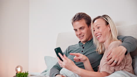 Paar,-Smartphone-Und-Lächeln-Im-Schlafzimmer-Für-Soziale-Kontakte