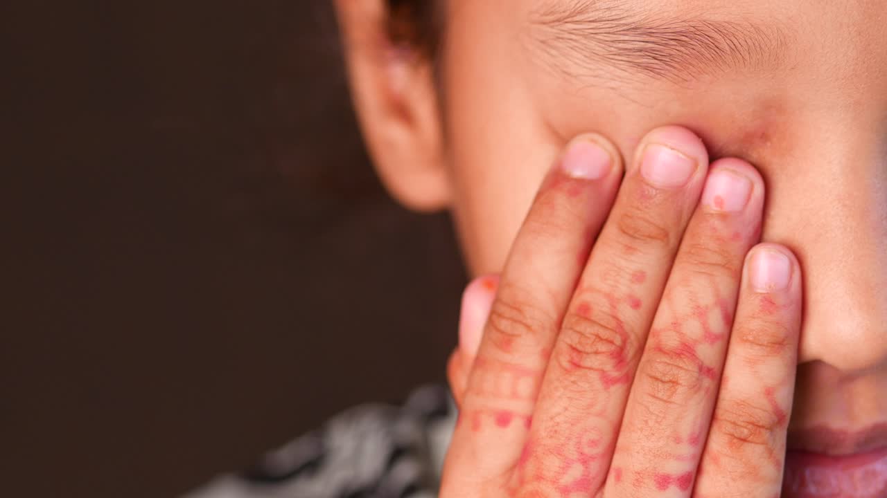 어린 소녀가 눈을 고