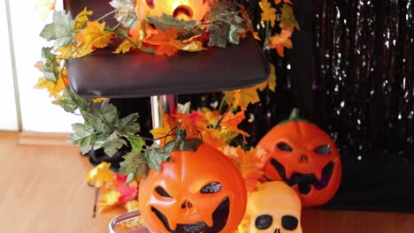 decoraciones espeluznantes de calabaza de halloween con hojas de otoño